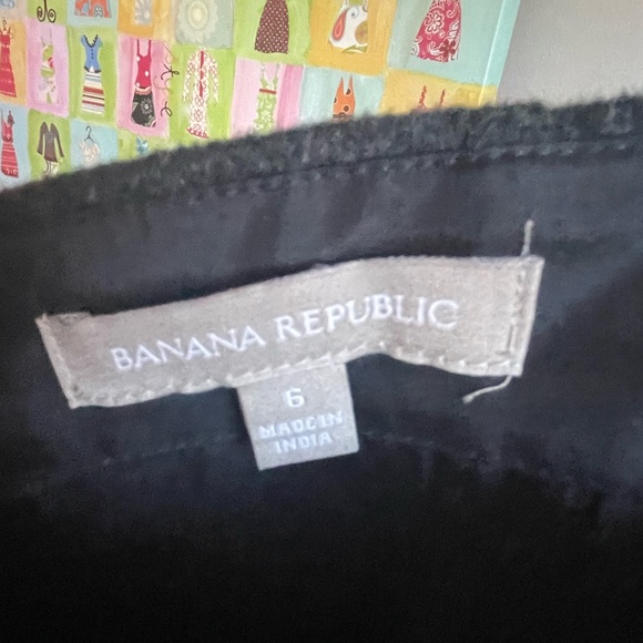 Size 6 Banana Republic wool skirt, very gently worn - Picture 2 of 3